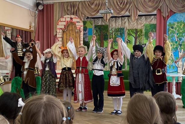 В корпусе 1122 зеленоградской школы № 1528 проходит фестиваль детского театрального искусства