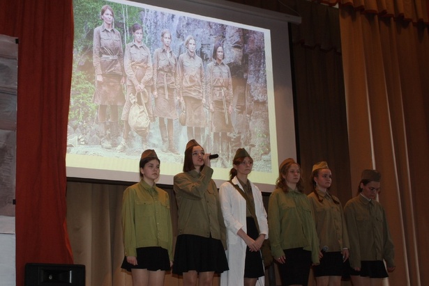 В преддверии Дня Победы ученики школы № 853 показали спектакль о женщинах на войне