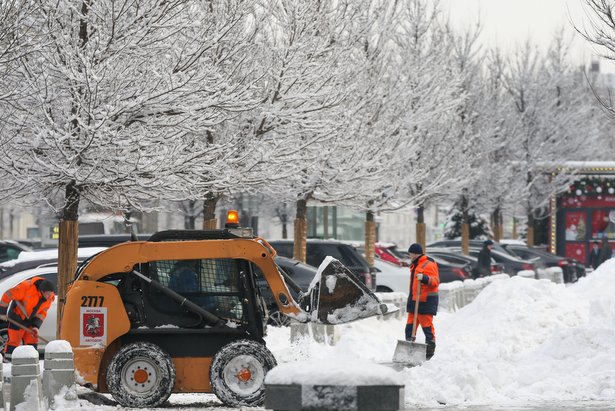 Снег с московских улиц убирают 10 тыс. единиц техники и более 70 тыс. специалистов