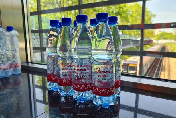 На 18 станциях московского метро раздают питьевую воду страдающим от жары горожанам