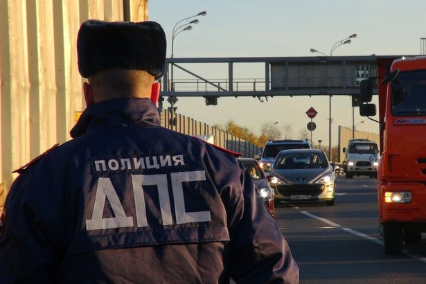 Зеленоградские дорожные полицейские пресекли попытку приезжего дать им взятку