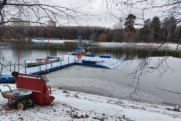 Зеленоградские спасатели, работающие на Школьном озере, готовятся к зиме
