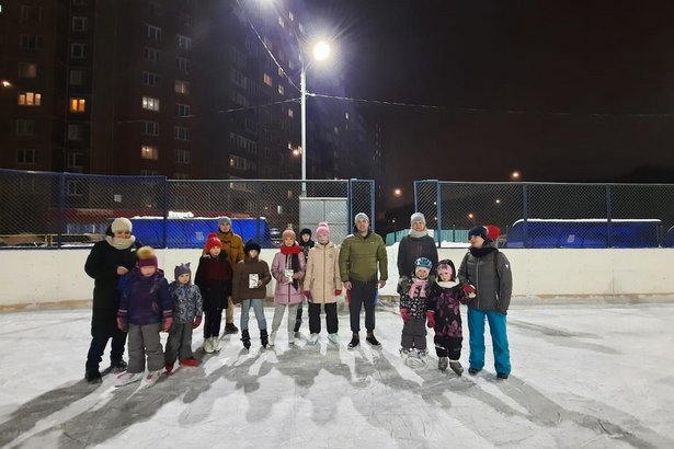 В 11-м микрорайоне Зеленограда состоялась веселая дискотека на льду