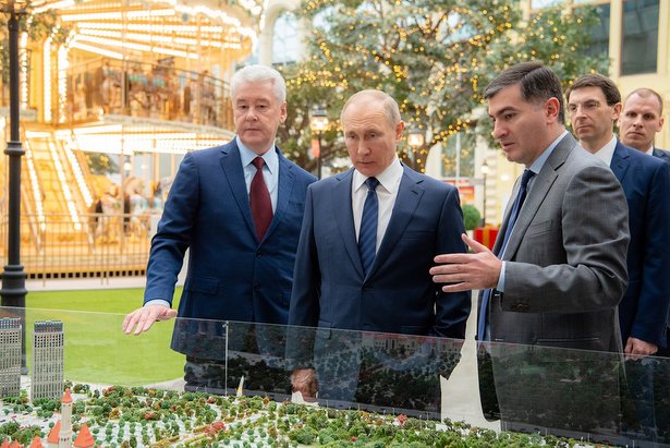 Путин и Собянин открыли первый в России крытый детский парк развлечений