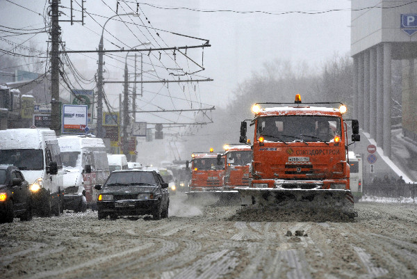На улицы Москвы для уборки снега выехало около семи тысяч единиц техники
