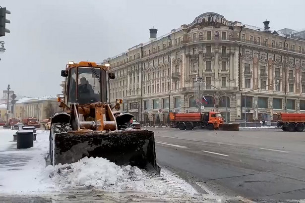 55 тыс. специалистов и 10 тыс. единиц техники убирают снег на улицах Москвы