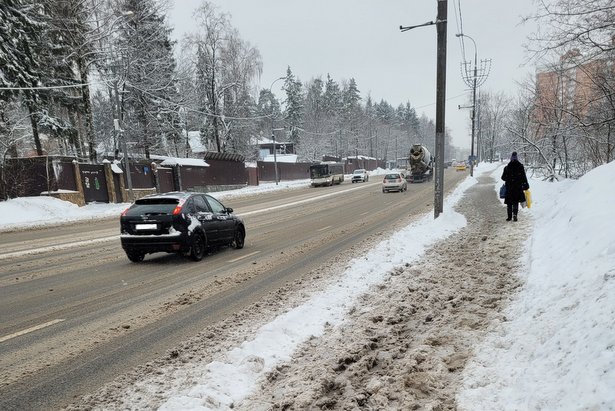 На пешеходных дорожках Панфиловского проспекта проведена уборка от снега и наледи