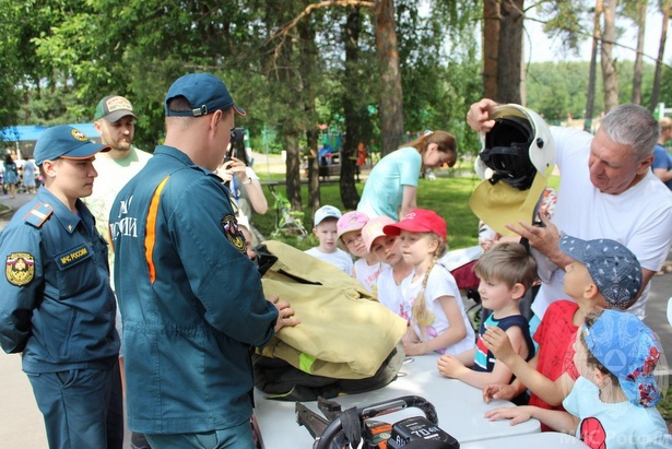 Зеленоградские огнеборцы на Школьном озере провели для детей мероприятие по безопасности