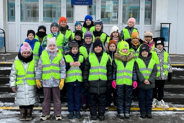 Второклассники зеленоградской школы № 853 приняли участие в акции «Шагающий автобус»