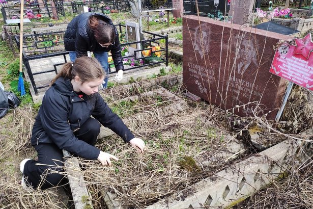 Молодежь Силино приняла участие в акции по уборке могил ветеранов