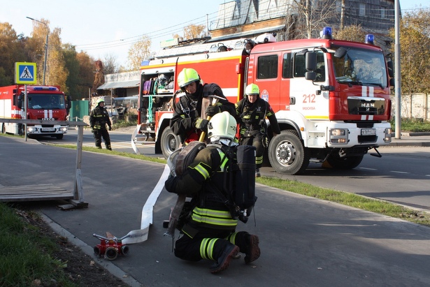 Зеленоградские пожарные отработали навыки спасения людей на РТС-1