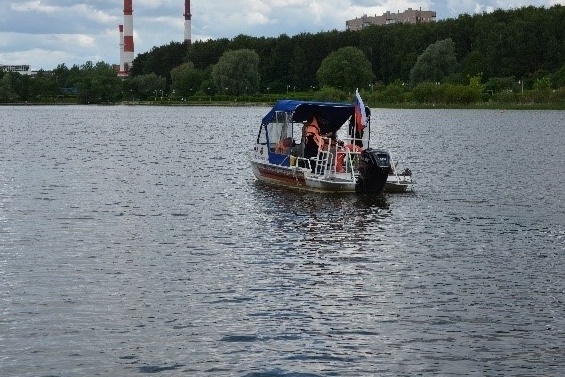 Зеленоградские спасатели пришли на помощь мужчине, тонувшему на Школьном озере