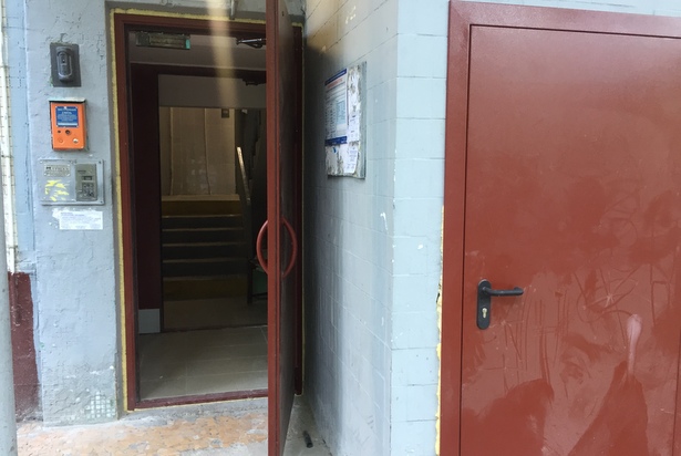 Отремонтированная входная дверь корпуса 1211 закрывается плавно и без грохота