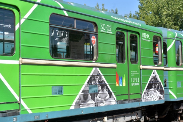 Поезд «Город образования» начал курсировать по «оранжевой» ветке метро