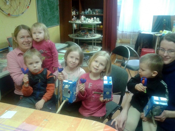 В «Семейном клубе» малышей и их мам научили изготовлять поделки ко Дню космонавтики