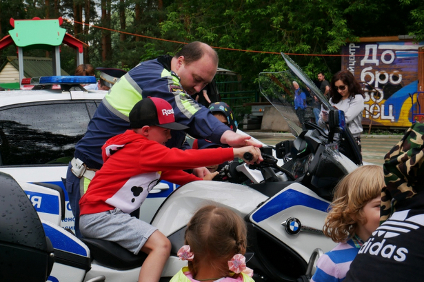 Дорожные инспекторы провели в Озеропарке для детей урок по безопасному поведению