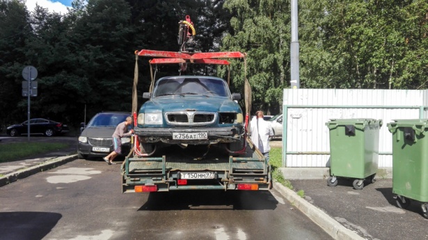 Обнаруженная в Силино «Волга» с открытыми дверями признана брошенной и эвакуирована