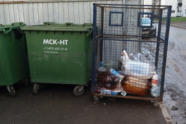 Дворников в 11-м микрорайоне Зеленограда научили правильно сортировать мусор