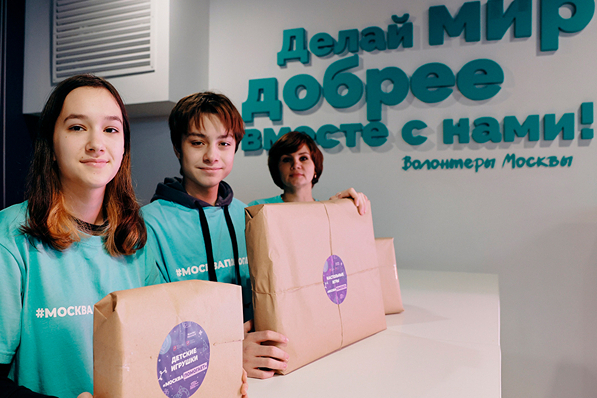 Волонтеры привезли на новые территории первые 30 тыс. новогодних подарков от мэра Москвы