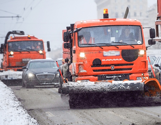 Расстоянию от Москвы до Сургута равна колонна самосвалов со снегом с улиц столицы