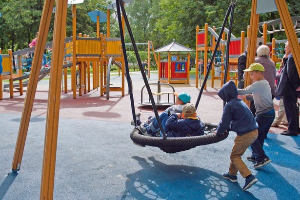 Детские площадки в Силино переводятся на искусственное покрытие