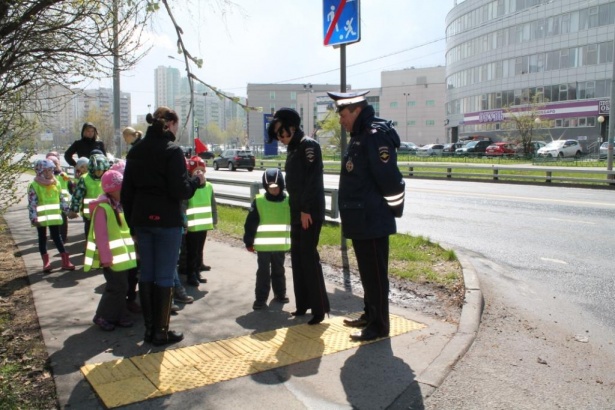 Дошколята Зеленограда прогулялись по «Шагающему автобусу»