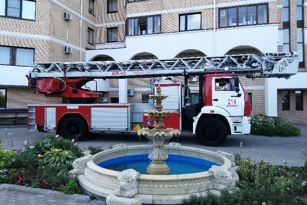 Зеленоградские огнеборцы отрабатывали эвакуацию отдыхающих в пансионате «Никольский парк»