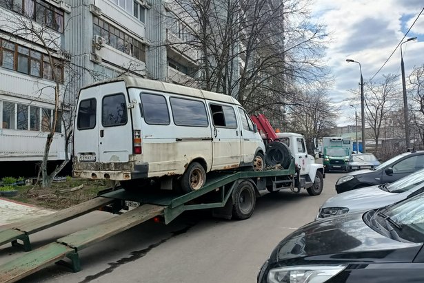 Автомобиль «ГАЗ-3221», брошенный у корпуса 1012, вывезен на спецстоянку