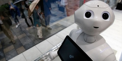 Посетителей столичных МФЦ и поликлиник будут встречать роботы