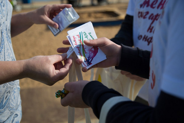 Во время празднования Дня молодежи на Школьном озере проводилась акция «Меняю сигарету на конфету»