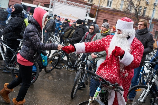 Москвичи проехали по центру на велосипедах в поддержку велоинфраструктуры