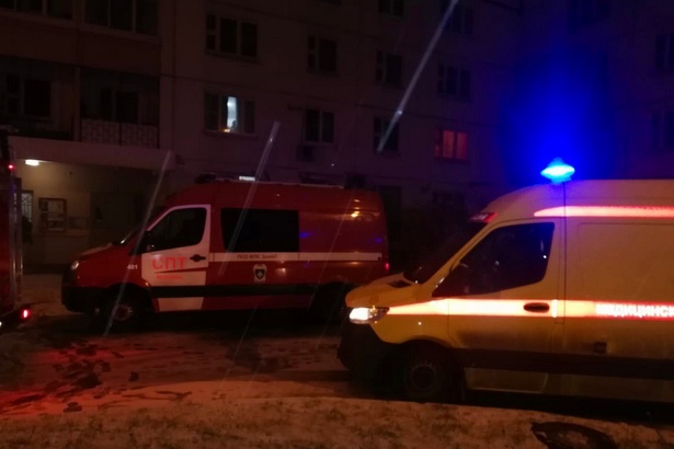 Зеленоградские огнеборцы на пожаре в корпусе 841 спасли двоих человек