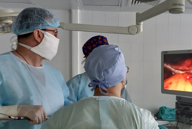 Хирурги зеленоградской горбольницы устранили причину боли у пациента с удаленной паховой грыжей