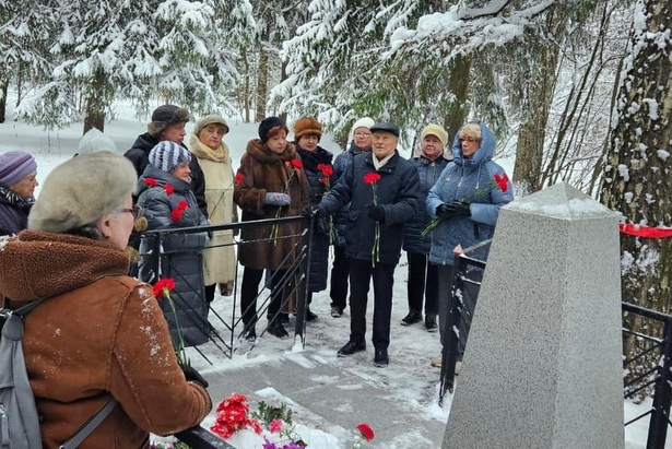 Накануне 82-летия Битвы под Москвой в Силино возложили цветы и венки к памятным местам