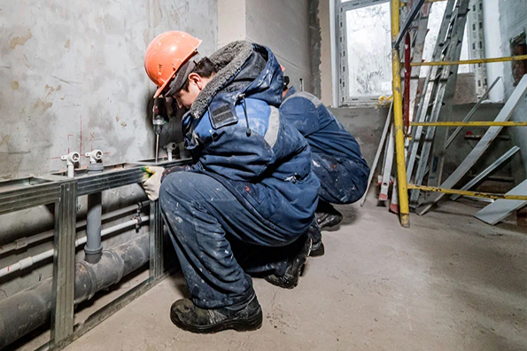 Более 300 многоквартирных жилых домов восстановили в ДНР и ЛНР столичные коммунальщики