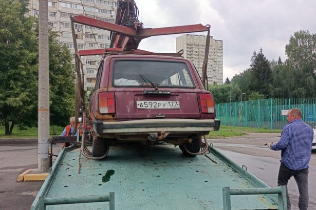 Автомобиль «ВАЗ-2104», брошенный у корпуса 1215, перемещен на спецстоянку