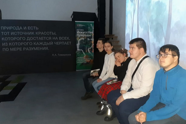 Подопечные Реабилитационного центра «Ремесла» посетили уникальную выставку «Искусство природы»