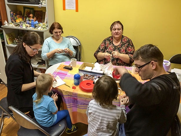 Семейный клуб в Силино предлагает родителям с детьми заняться творчеством