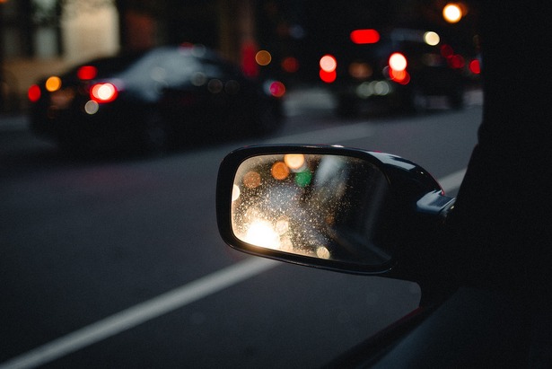 В Силино пешеход повредил боковое зеркало иномарки во время конфликта с водителем