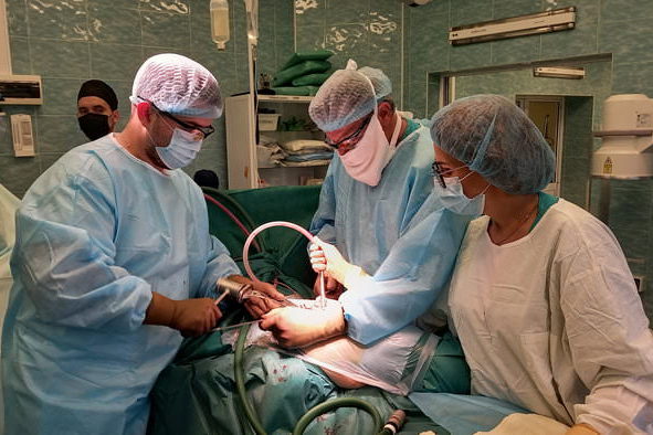 Врачи зеленоградской горбольницы успешно прооперировали пожилую пациентку с переломом шейки бедра