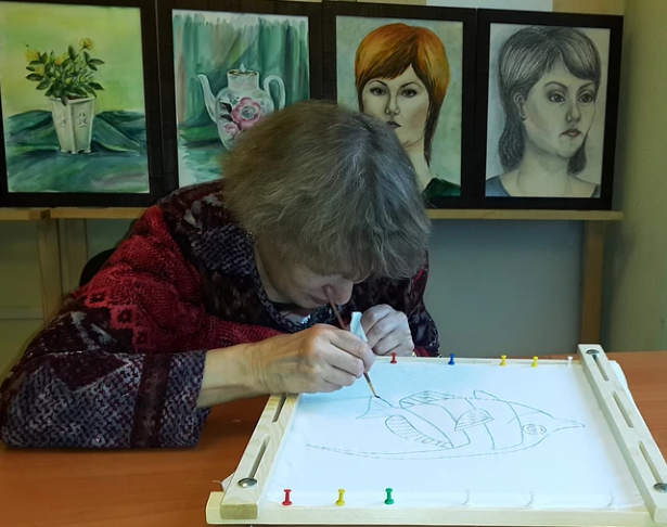 Мастера ГБУ «Ремесла» обучают посетителей искусству нанесения рисунка на ткань