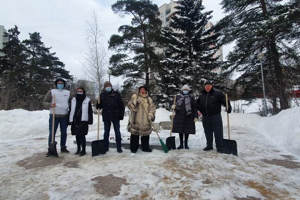 В 10-м и 11-м микрорайонах очищены от снега территории братских захоронений