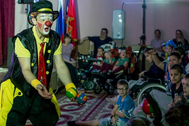 Перед пациентами детских клиник выступают цирковые артисты