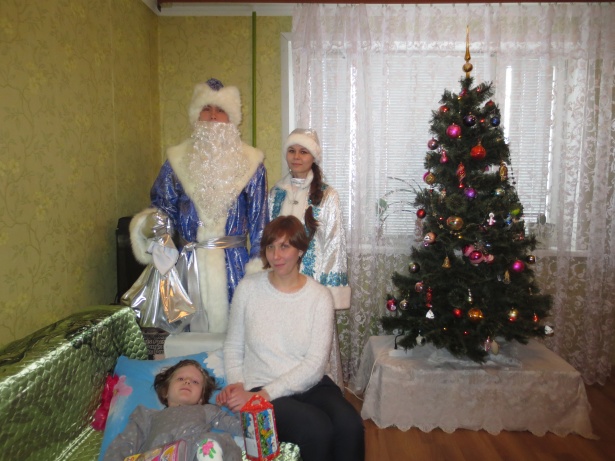 Дед Мороз и Снегурочка подарили сказку детям-инвалидам района Силино