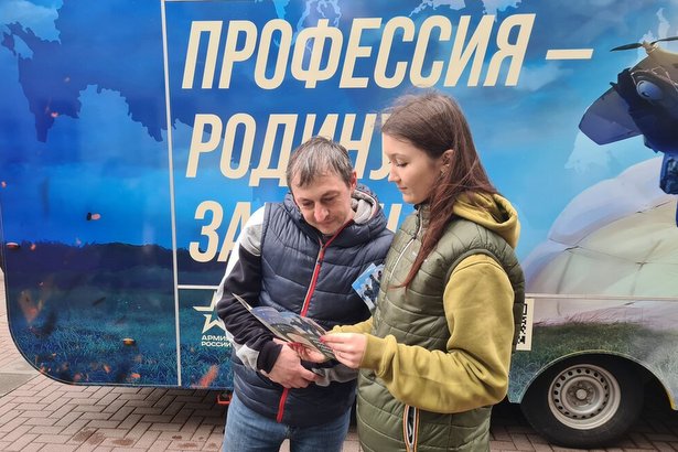 Волонтеры: Москвичи активно интересуются возможностью военной службы по контракту