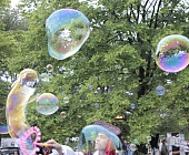 На площадке управы Силино показали Шоу мыльных пузырей