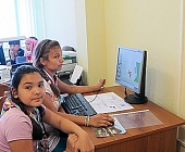 Ребята из летнего лагеря в Силино учатся компьютерной полиграфии