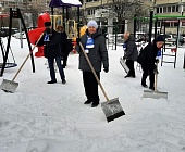 Депутаты Силино, партийный актив и молодежь дружно расчистили от снега детскую площадку