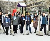 Депутаты Силино, партийный актив и молодежь дружно расчистили от снега детскую площадку