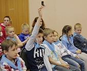 Детям из лагеря в школе № 852 рассказали о правилах поведения на железной дороге и показали мультфильм